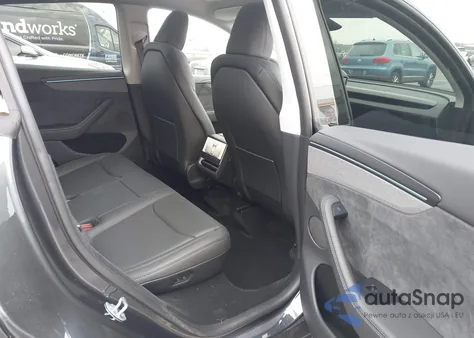 2026 Tesla Model Y Long Range Dual Motor All-Wheel Drive/Long Range Launch Series z USA, uszkodzony, nr VIN 7SAYGDEE2TA470921